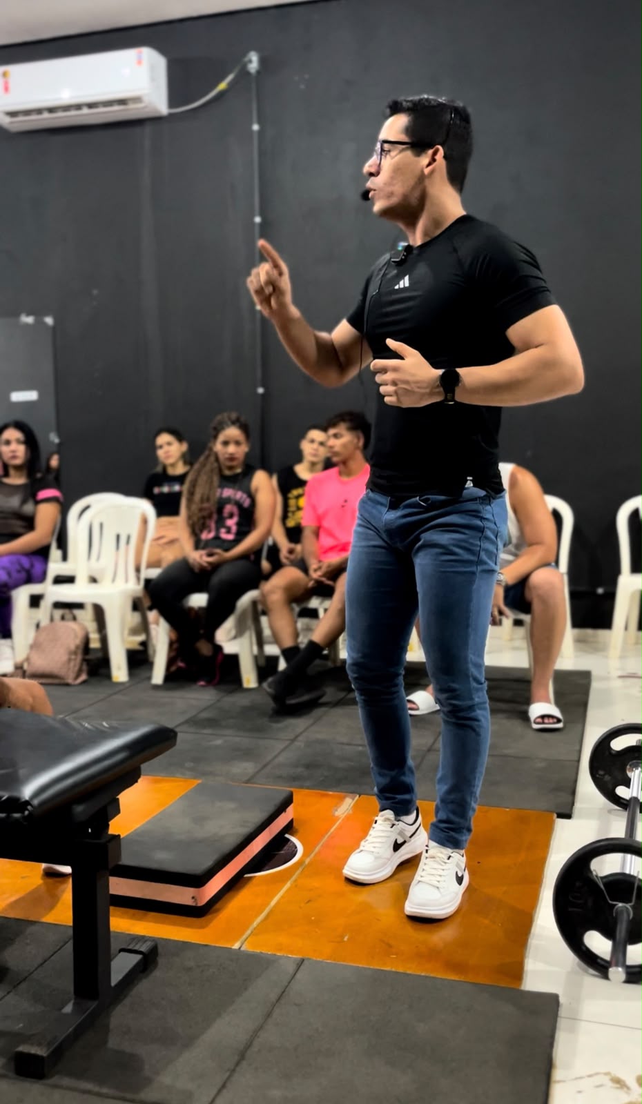 Prof. Lucas Moraes ministrando treinamento presencial na academia